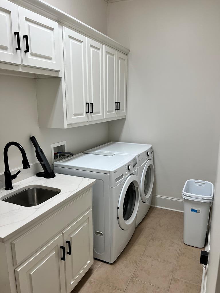 Utility Room w/Washer / Dryer / Sink