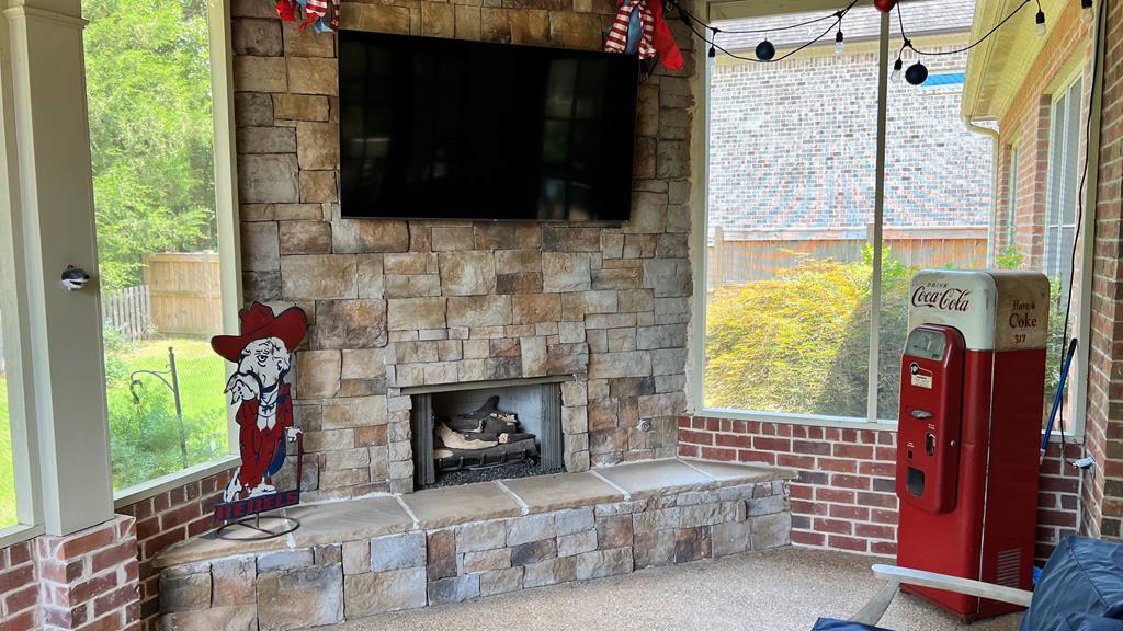 Outdoor patio / Screened porch / Fireplace